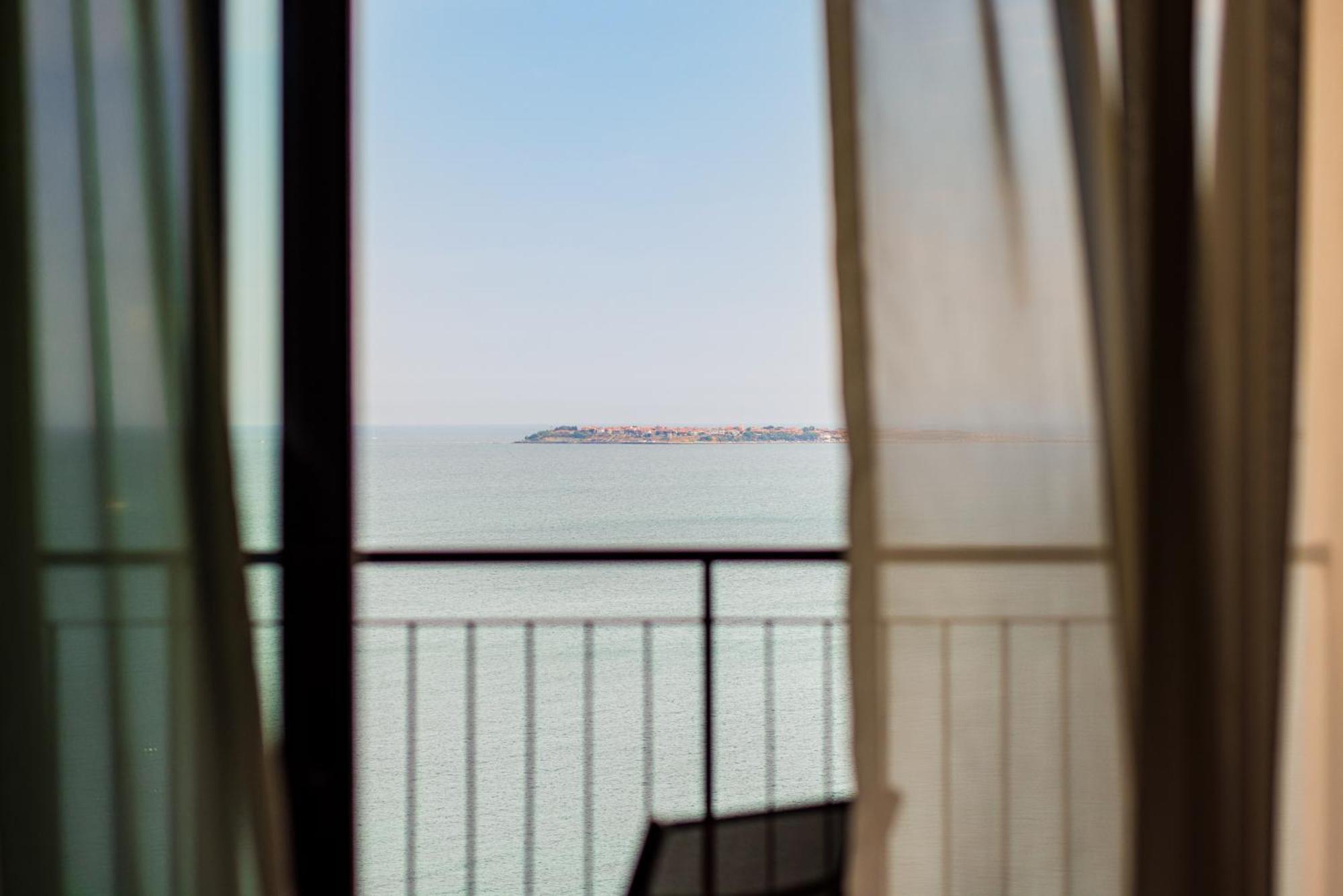 Secrets Sunny Beach Resort & Spa (Adults Only) Bagian luar foto View of the Gulf of Naples from the hotel