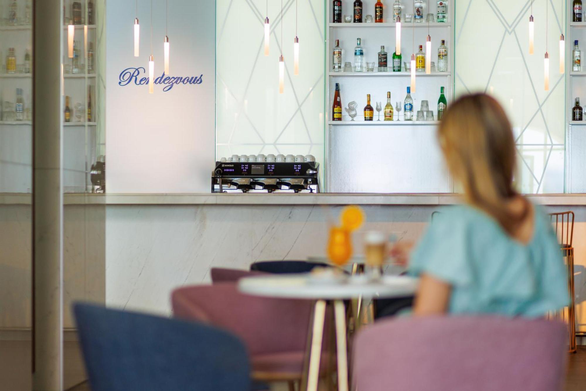 Secrets Sunny Beach Resort & Spa (Adults Only) Bagian luar foto The bar at the lounge